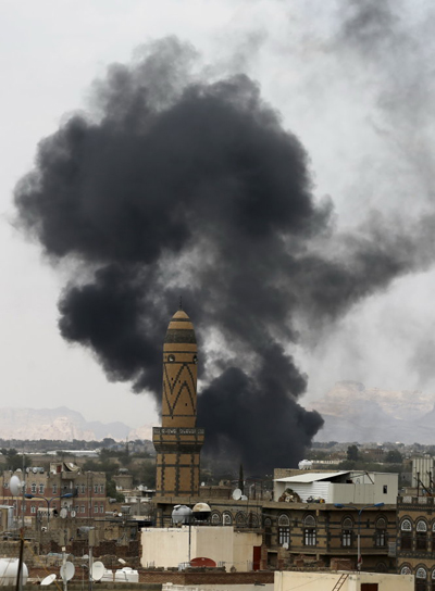 Khói bốc mù trời trong một trận không kích chống của Ả rập Saudi tại thủ đô Sanaa của Yemen.